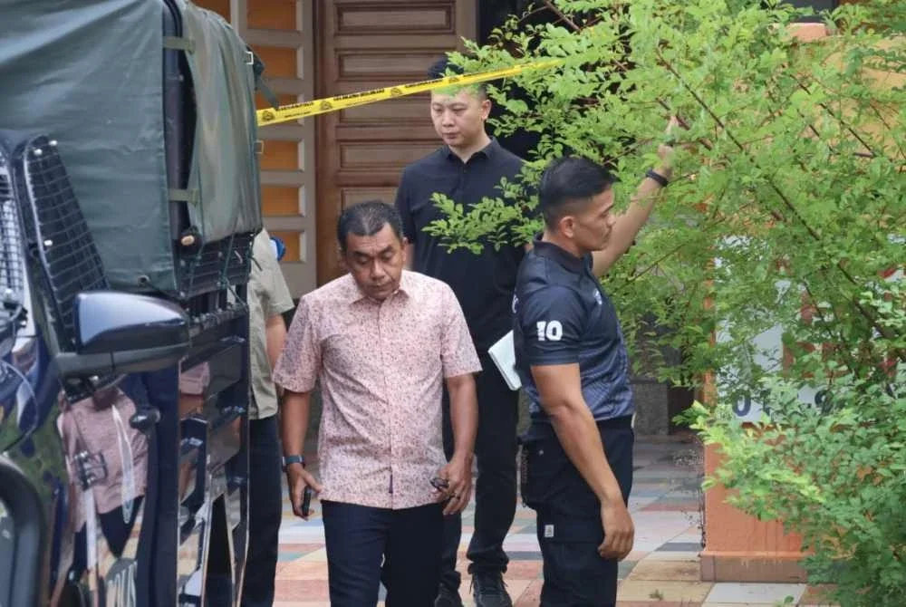 Ketua Jabatan siasatan jenayah, Datuk Mohd Yusri Othmanbersama pegawai serta anggota pasukan polis waktu hadir menjalankan siasatan di lokasi kejadian pembunuhan seorang pelajar wanita.