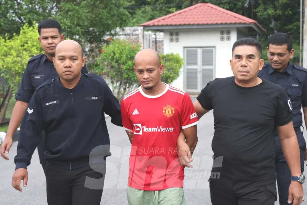 Mohd Rezuan (tengah) dihukum penjara setahun selepas mengaku bersalah atas pertuduhan menakutkan dan mencederakan datuk kepada bekas isterinya.