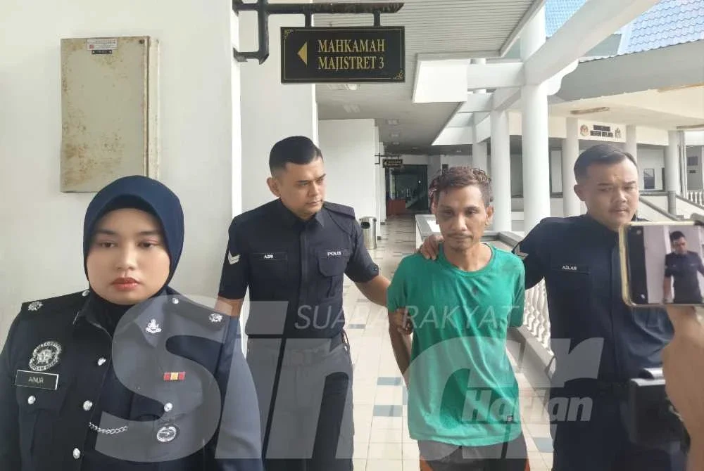 Tertuduh (dua dari kanan) yang telah berkahwin mengaku tidak bersalah terhadap kesemua pertuduhan dibacakan ke atasnya.