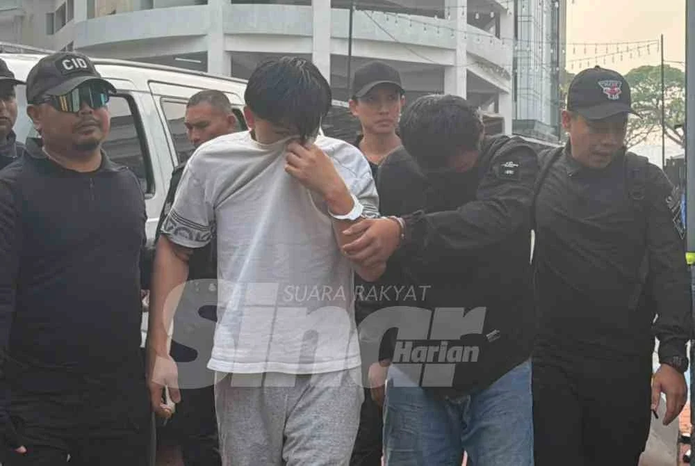 Seorang pengarah syarikat (baju putih) dan pekerja kilang plastik (baju hitam) didakwa di Mahkamah Majistret Johor Bahru atas pertuduhan mencuri 'lori hijau' yang tular baru-baru ini. 