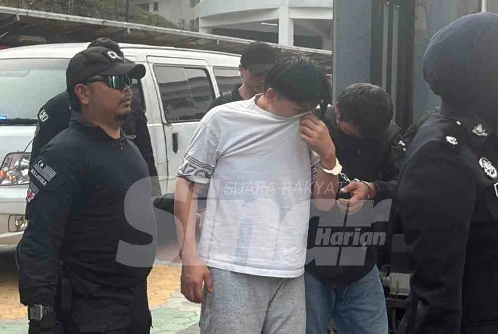 Sebelum ini, Sinar Harian melaporkan, seorang lelaki ditahan kerana melarikan lori dan memandu secara berbahaya di kawasan perindustrian Tanjung Langsat, Pasir Gudang di sini.