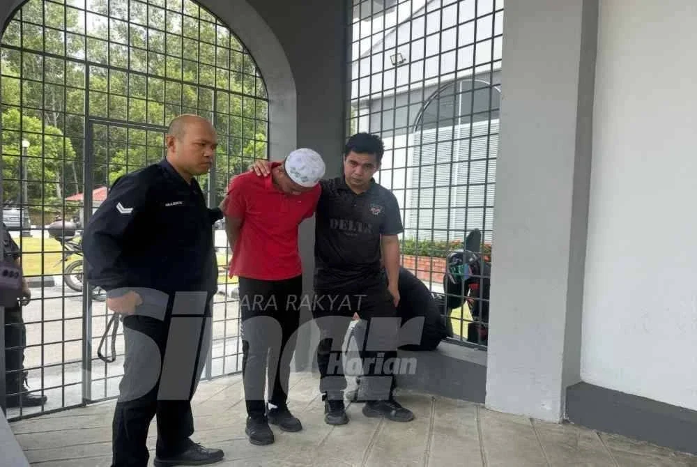 Tuan Ahmad Farid (tengah) dibawa ke mahkamah untuk mendengar pertuduhan. FOTO SINAR HARIAN - ADILA SHARINNI WAHID