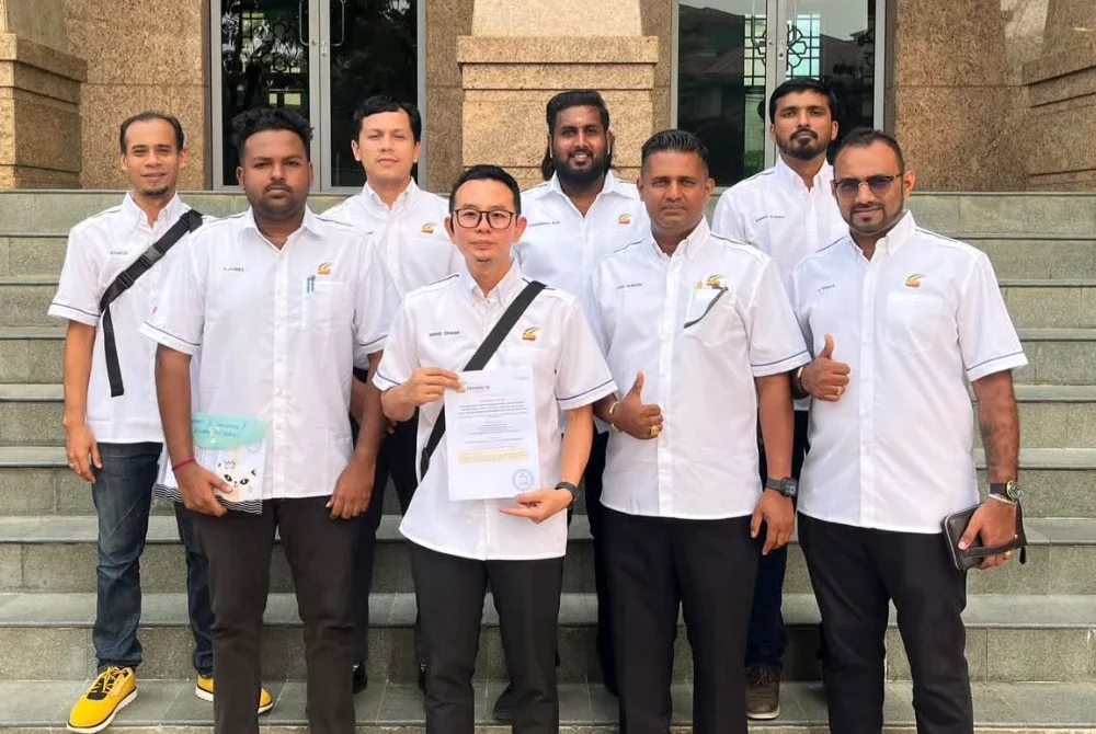 Persatuan Pengusaha Roll On Roll Off Bin Malaysia (PROBIN-M) menyerahkan memorandum kepada kerajaan di Pejabat Perdana Menteri (PMO), di sini pada Selasa.