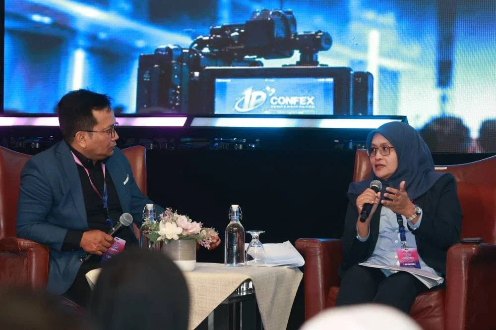 Panel utama, Ketua Pengarah MyIPO, Yusnieza Syarmila Yusoff (kanan).