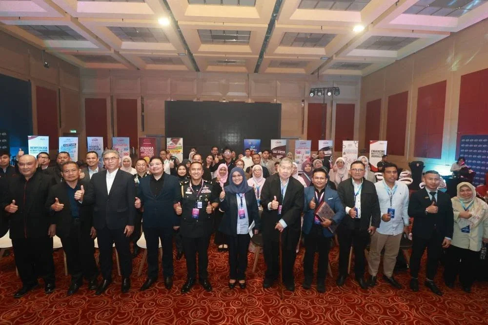 Para peserta bergambar selepas tamat Forum Media bertajuk AI, Media dan Harta Intelek: Siapa Pemilik, Siapa Bertanggungjawab? di Dewan Tun Hussein Onn, Pusat Dagangan Dunia Kuala Lumpur (WTCKL).