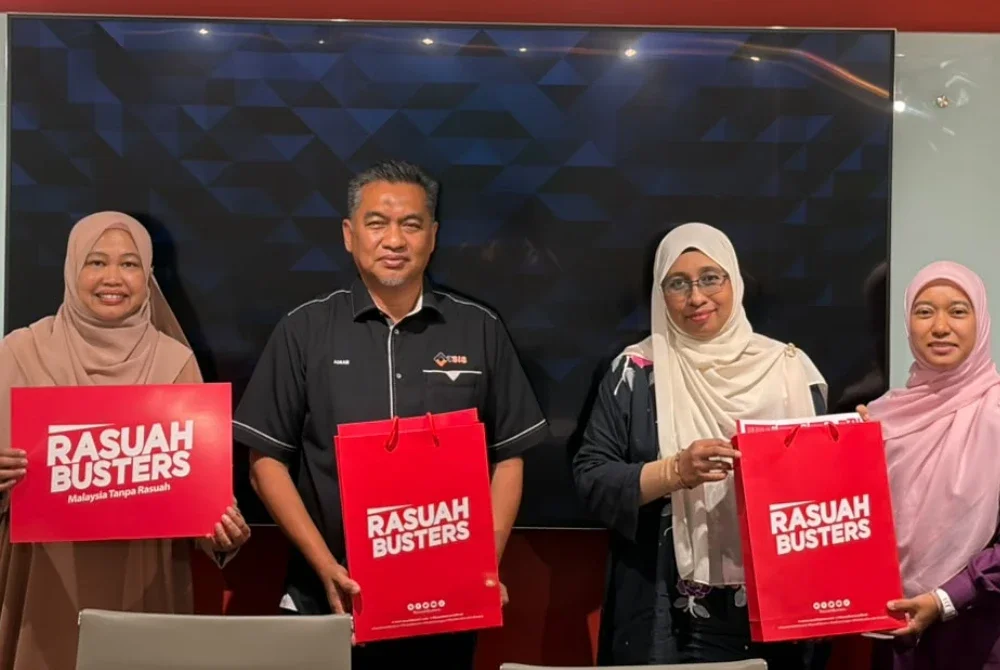 Dari kanan: Ketua Jabatan Pembangunan Latihan, Masyitah Abdul Majid; Ketua Pegawai Eksekutif Yayasan Sinar Untuk Malaysia (#RasuahBusters), Norhayati Nordin; Timbalan Ketua Pegawai Eksekutif Integriti TSIS, Mohd Adram Musa dan Pengurus Perhubungan Strategik Rasuah Busters Wan Normi Hasan.