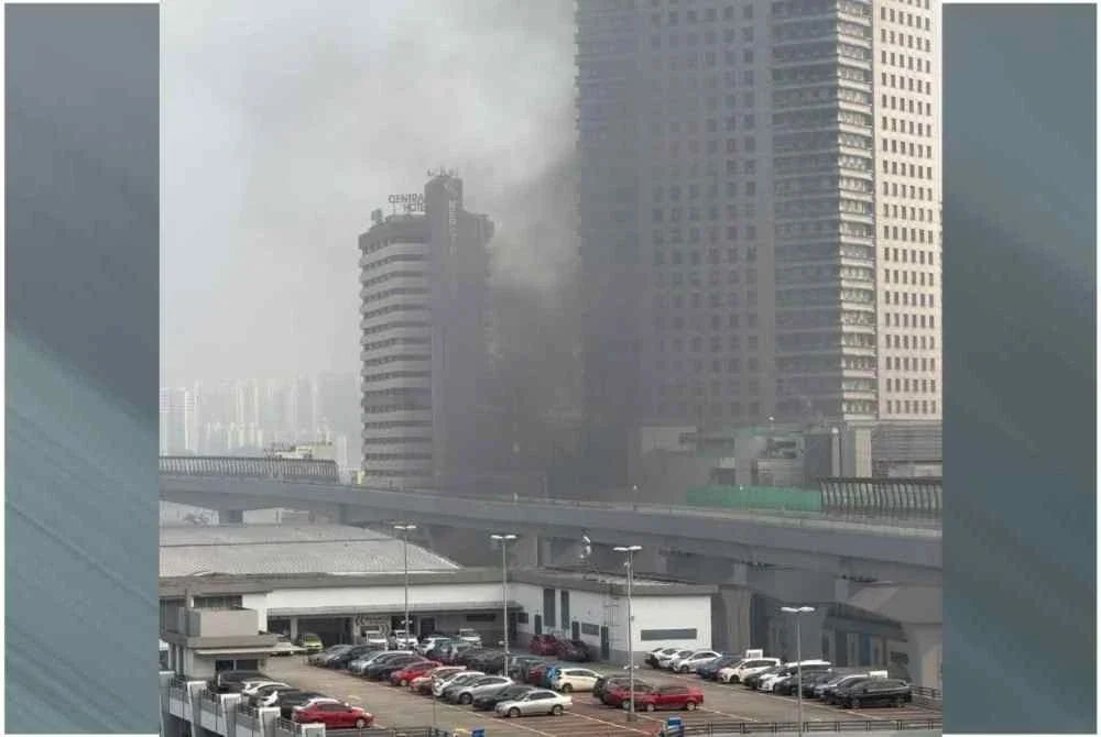 Asap hitam menyelubungi kawasan sekitar pusat beli belah di Johor Bahru susulan kereta yang berada di parkir aras bawah tanah bangunan itu terbakar