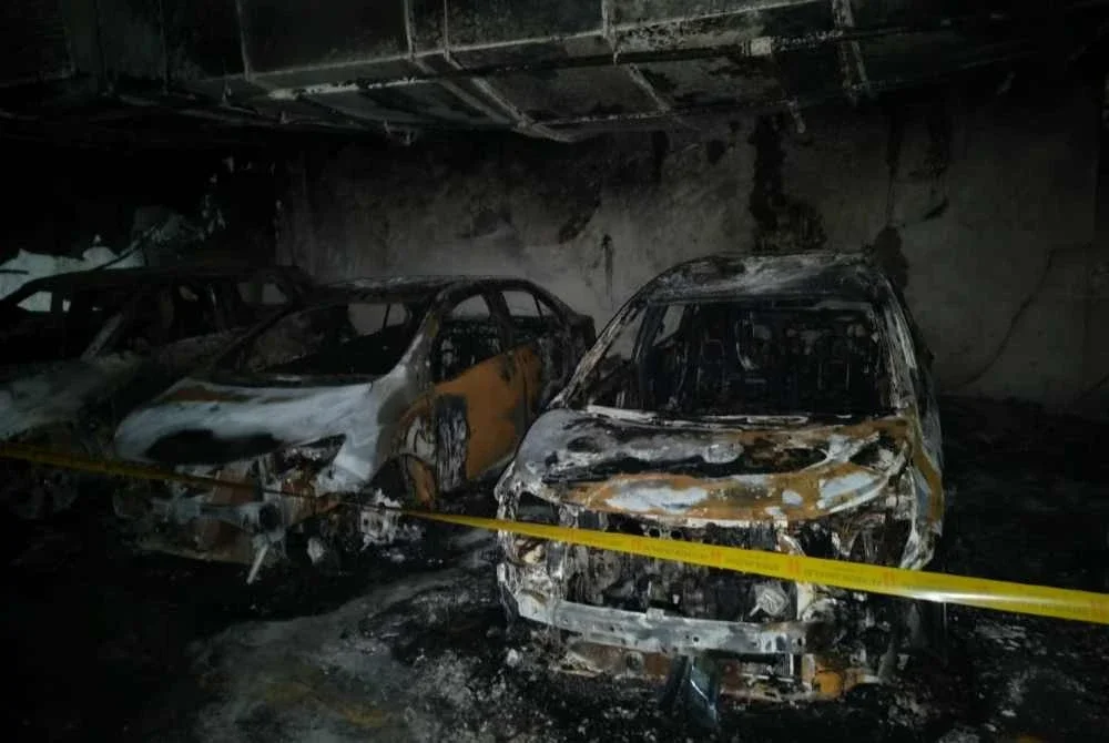 10 kereta musnah terbakar dalam kejadian kebakaran di parkir bawah tanah dua pusat beli belah di Johor Bahru, pada Selasa