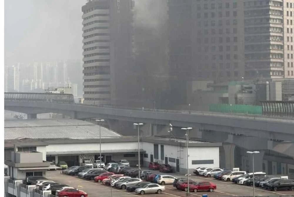 Asap hitam menyelubungi persekitaran bandaraya Johor Bahru selepas 10 kereta di parkir sebuah pusat beli belah terbakar, petang Selasa