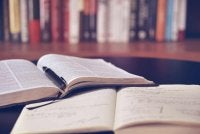 Dianggarkan ada 25,000 ke 50,000 universiti dalam dunia moden hari ini. Di situlah berlindungnya pendidik, pemikir atau penyelidik dengan kepakaran masing-masing. Foto hiasan