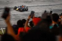 Beberapa penonton merakam aksi pemandu Oracle Red Bull Racing, Max Verstappen pada perlumbaan Formula 1 Gulf Air Bahrain Grand Prix di Litar Antarabangsa Sepang. Foto: Bernama