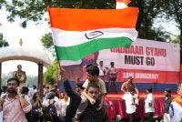 Seorang penyokong Cockroach Janta Party mengibarkan bendera kebangsaan ketika menyertai demonstrasi membantah Ketua Pesuruhjaya Pilihan Raya, Gyanesh Kumar, serta mendesak agar Semakan Intensif Khas (SIR) daftar pemilih digantung di Mumbai, India, pada 2 Oktober 2026. Foto: AFP/Rafiq Maqbool