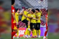 Tierney meraikan jaringan bersama rakan sepasukan ketika menentang Vietnam. Foto: Malaysia NT