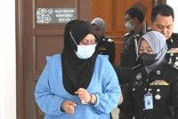 Suri rumah dijatuhi hukuman penjara 12 bulan dan denda RM8,000 kerana menyamar sebagai pengarah kanan imigresen. Foto JIM Melaka