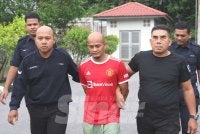 Mohd Rezuan (tengah) dihukum penjara setahun selepas mengaku bersalah atas pertuduhan menakutkan dan mencederakan datuk kepada bekas isterinya.
