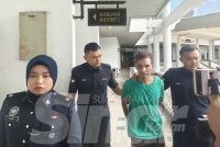 Tertuduh (dua dari kanan) yang telah berkahwin mengaku tidak bersalah terhadap kesemua pertuduhan dibacakan ke atasnya.