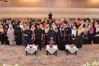 Hisyam (depan, dua dari kiri) bersama barisan jemputan istimewa dan peserta program Felda Women #QuranHour 2026 yang diadakan di Menara Felda, di sini pada Jumaat. Kredit/ Felda.