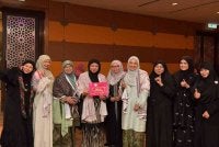 Penerima Anugerah Tokoh Wanita Felda (The Khadijah Blanket) sempena Women #QuranHour 2026 'Wanita Felda Bangkit', Millah dan Norriza (dua dan tiga dari kiri) bersama pengurusan tertinggi Karangkraf, Rumah Ngaji dan Yayasan Warisan Ummah Ikhlas (WUIF).