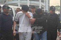 Seorang pengarah syarikat (baju putih) dan pekerja kilang plastik (baju hitam) didakwa di Mahkamah Majistret Johor Bahru atas pertuduhan mencuri 'lori hijau' yang tular baru-baru ini. 