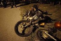  Seorang wanita maut selepas motosikal ditunggangnya bertembung dengan motosikal lain sebelum tercampak dan digilis kereta dalam kemalangan.