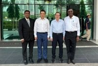 Zhemin (dua dari kiri) hadir membuat laporan di Pejabat SPRM Kuala Lumpur pada Selasa.