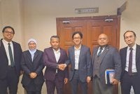 Ahmad Fadhli (tiga dari kiri) bersalaman bersama Nabil dengan ditemani pasukan peguam plaintif (dari kiri) Ahmad Amzar dan Mardhiyyah serta peguam defendan, Khairul Naim dan Asyraaf di Mahkamah Sesyen Shah Alam pada Selasa.