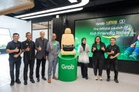 Dari kiri: rakan-pemandu Grab, Cheah Yew Loong, Penolong Pengarah Kanan, Bahagian Penguatkuasa, Jabatan Pengangkutan Jalan, Wan Mohd Sharifudin Wan Hassan, Ketua Pegawai Eksekutif, Koopers, Wong Pei Min, Pengarah Eksekutif, Grab Malaysia, Rashid Shukor, Ketua Pengarah, MIROS, Profesor Madya Ir. Ts. Dr. Siti Zaharah Ishak, Ketua Keselamatan Platform Serantau, Grab, Naomi Sundrasaykarum dan rakan-pemandu Grab, Zulkefle Hanapi di majlis pelancaran Kid-Friendly Rides (Beta).