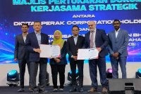 Mohd Azlan (tiga dari kanan) menyaksikan Majlis Pertukaran Dokumen Kerjasama Strategik Digital Perak bersama Novus Transact (Malaysia) Sdn Bhd di Stadium Indera Mulia di sini pada Selasa.