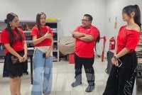 Ketua Pengarang Sinar Harian, Zamri Rambli (dua dari kanan) menerima kunjungan Liyana bersama Elizabeth dan Marsha ke pejabat Sinar Harian bagi mempromosikan filem seram 'Pemuda Syaitan' yang akan ditayangkan 15 Oktober ini.