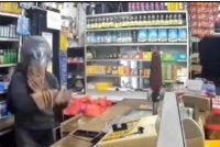 Tular video di media sosial memaparkan seorang pekerja di sebuah kedai runcit didatangi individu memakai topi keledar serta bersenjatakan kapak.