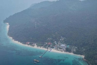 Pemandangan di Pulau Tinggi, Mersing diselubungi jerebu sehingga menjejaskan jarak penglihatan. Foto: Bernama 