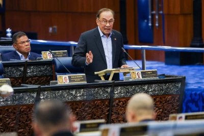 Anwar ketika sesi Pertanyaan-Pertanyaan Bagi Jawab Lisan sempena Mesyuarat Ketiga, Penggal Kelima, Parlimen ke-15 di Bangunan Parlimen pada Selasa. Foto: Bernama