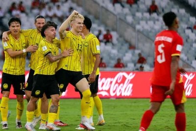 Penyerang Harimau Malaya Fergus Tierney (empat dari kiri) meraikan gol tunggalnya pada minit ke-62 ketika menentang Vietnam dalam perlawanan perebutan tempat ketiga Piala FIFA ASEAN Cup 2026 di Stadium Utama Gelora Bung Karno (GBK). Foto: Bernama 