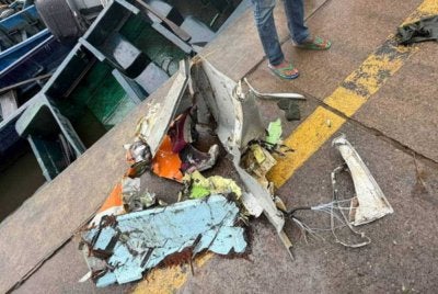 Pesawat tentera itu yang membawa 25 penumpang dan tujuh anak kapal, terhempas berhampiran Pangkalan Tentera Laut di Igbokoda. Foto: Reuters