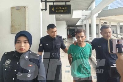 Tertuduh (dua dari kanan) yang telah berkahwin mengaku tidak bersalah terhadap kesemua pertuduhan dibacakan ke atasnya.