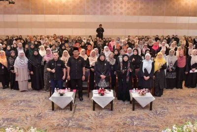 Hisyam (depan, dua dari kiri) bersama barisan jemputan istimewa dan peserta program Felda Women #QuranHour 2026 yang diadakan di Menara Felda, di sini pada Jumaat. Kredit/ Felda.
