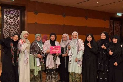 Penerima Anugerah Tokoh Wanita Felda (The Khadijah Blanket) sempena Women #QuranHour 2026 'Wanita Felda Bangkit', Millah dan Norriza (dua dan tiga dari kiri) bersama pengurusan tertinggi Karangkraf, Rumah Ngaji dan Yayasan Warisan Ummah Ikhlas (WUIF).