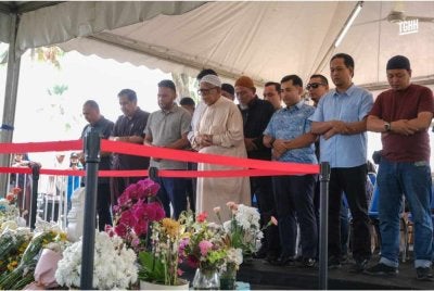 Abdul Hadi menziarahi pusara Allahyarham Tun Dr Hasmah di Pusara Negara, Presint 20 pada Selasa.