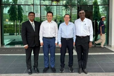Zhemin (dua dari kiri) hadir membuat laporan di Pejabat SPRM Kuala Lumpur pada Selasa.