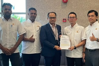 Memorandum berkenaan diserahkan kepada Setiausaha Sulit Kanan kepada Perdana Menteri, Aznur Hafeez Kaswuri (tengah) pada Selasa.