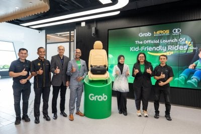 Dari kiri: rakan-pemandu Grab, Cheah Yew Loong, Penolong Pengarah Kanan, Bahagian Penguatkuasa, Jabatan Pengangkutan Jalan, Wan Mohd Sharifudin Wan Hassan, Ketua Pegawai Eksekutif, Koopers, Wong Pei Min, Pengarah Eksekutif, Grab Malaysia, Rashid Shukor, Ketua Pengarah, MIROS, Profesor Madya Ir. Ts. Dr. Siti Zaharah Ishak, Ketua Keselamatan Platform Serantau, Grab, Naomi Sundrasaykarum dan rakan-pemandu Grab, Zulkefle Hanapi di majlis pelancaran Kid-Friendly Rides (Beta).