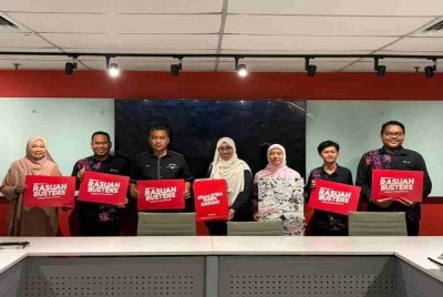 Mohd Adram (tiga dari kiri) dan Norhayati (tengah) selepas menghadiri mesyuarat bersama Terengganu Strategic & Integrity Institute (TSIS) dan Rasuah Busters di Karangkraf.