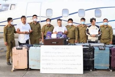 Polis merampas 521 kilogram methamphetamine kristal di Lapangan Terbang Antarabangsa Luang Prabang dan menahan 13 individu. Sebuah jet peribadi turut dirampas untuk siasatan. Foto Lao Security Newspaper