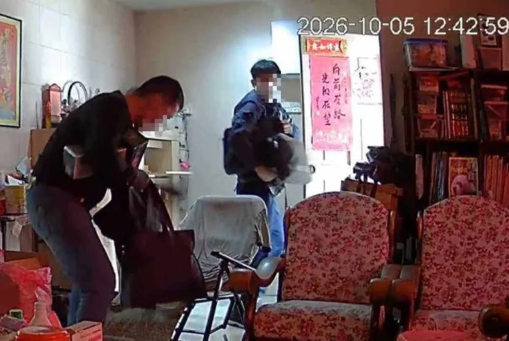 Tular video di media sosial memaparkan kegiatan jenayah dilakukan dua individu yang memecah masuk sebuah rumah di sini.