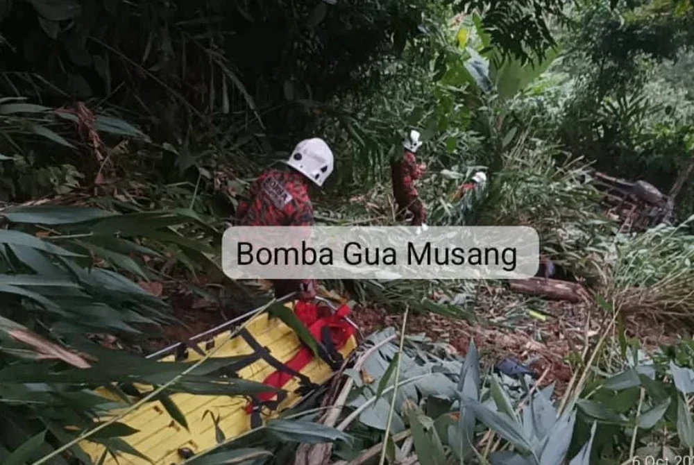 Anggota bomba yang terlibat dalam operasi mencari mangsa. - FOTO: JBPM