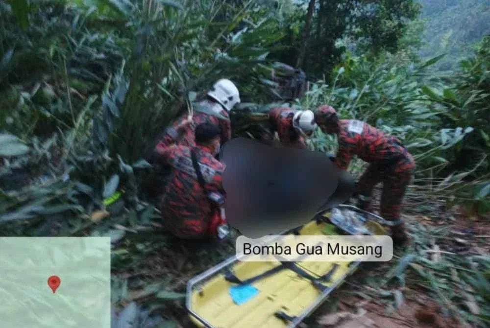 Anggota bomba membawa keluar mayat mangsa dari lokasi kejadian. - FOTO: JBPM