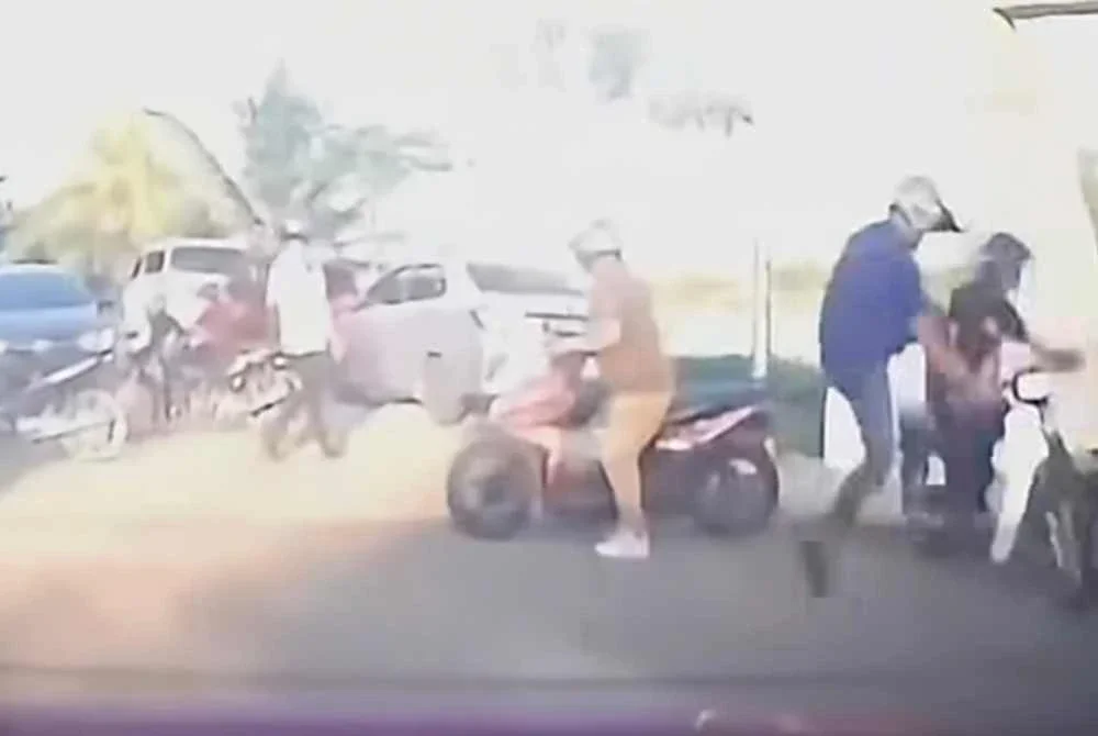 Polis sedang mengesan individu yang bertindak menendang seorang penunggang motosikal di kawasan Pantai Sri Tujuh, Tumpat yang dirakam dan tular di media sosial. FOTO: Video tular 