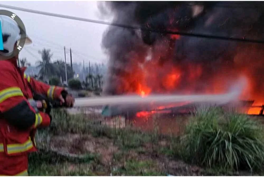 Anggota bomba sedang memadamkan api di sebuah rumah jenis kekal berukuran kira-kira 40 x 60 kaki persegi di Felda Keratong 04, Bandar Tun Abdul Razak, Rompin - Foto: JBPM Pahang