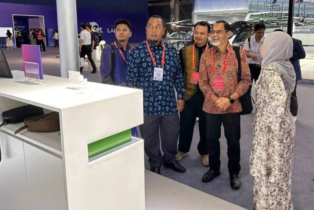 Mohd Nurkhuzaini melawat booth pameran