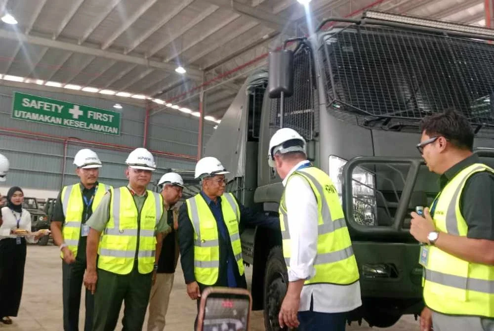 Mohamed Khaled (tiga dari kanan) turut meninjau kemudahan teknikal, sokongan logistik bersepadu, integrasi dan pemasangan serta fabrikasi di kompleks kejuruteraan HPWW.
